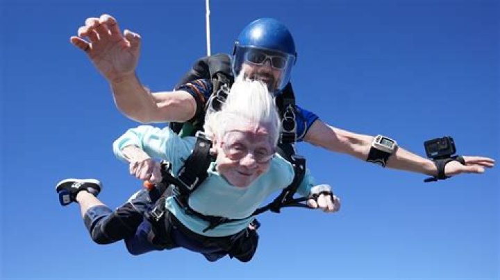 58-year-old man dies in skydiving accident at airport, Hawaii police say