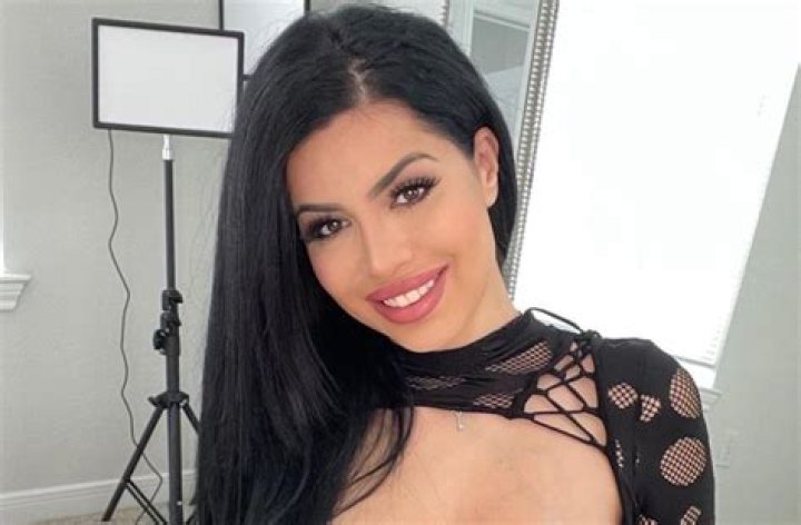 90 Day Fiancé's Larissa Dos Santos Lima Shares Swimsuit Photo of "Leo Energy" — Celebwell
