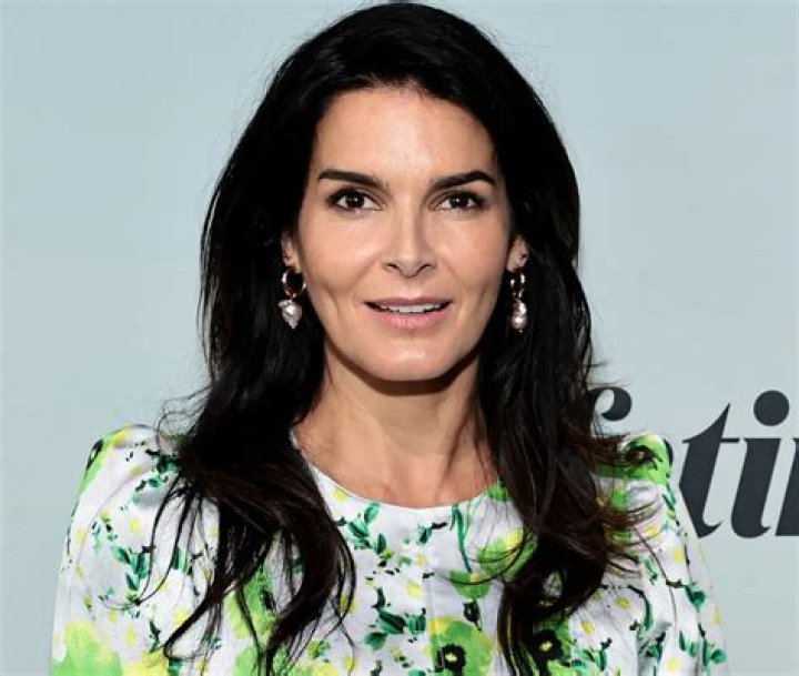 Angie Harmon In Two-Piece Workout Gear Says “Hot Yoga Is HOT!”