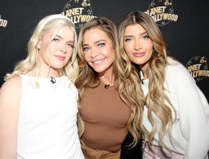 Are Denise Richards and Neve Campbell friends?