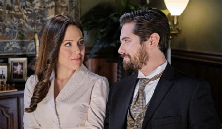 Does Elizabeth End Up With Lucas Or Nathan? – Celebrity