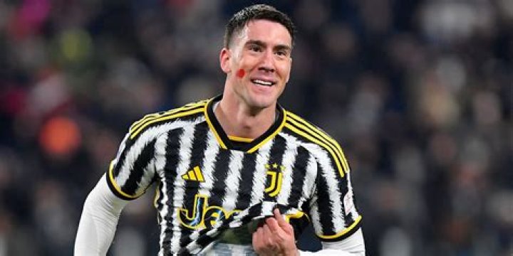 What is Dusan Vlahović's wages at Juventus?