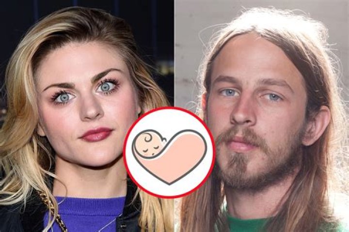 Frances Bean Cobain Reveals Inheriting Dad Kurt Cobain Fortune Caused Her “Guilt”