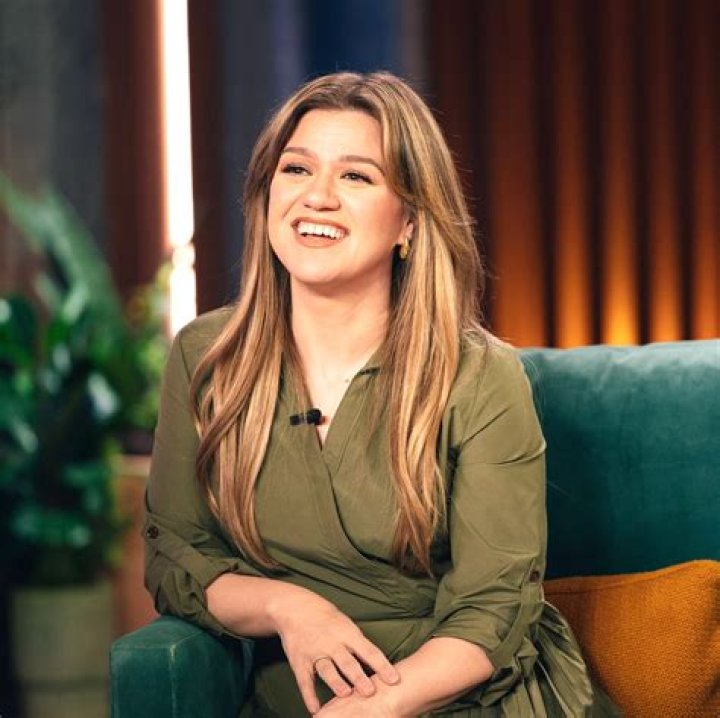 
How Much Money Does Kelly Clarkson Make? Latest Income Salary
