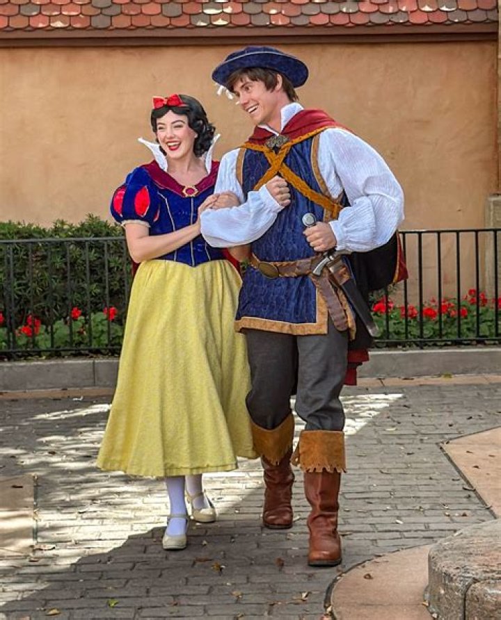 How old is Florian in Snow White? – Celebrity