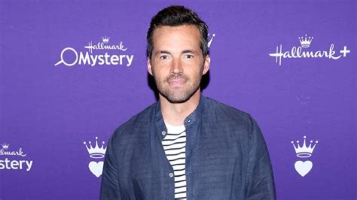 Ian Harding Biography - Facts, Childhood, Family Life & Achievements