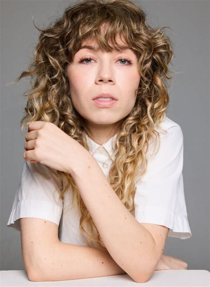 Jennette McCurdy Biography - Facts, Childhood, Family Life & Achievements