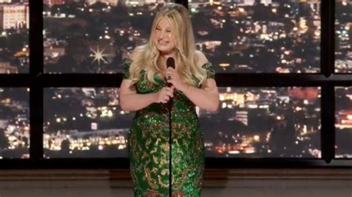 Jennifer Coolidge gives an instantly iconic Emmy speech before being rudely played off
