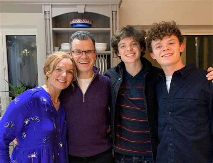 Jennifer Holland family, husband, children, parents, siblings