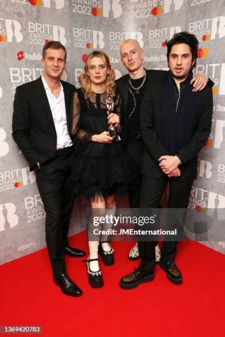 Joff Oddie Wikipedia, age, wife, married, children, illness, Wolf Alice guitarist, net worth