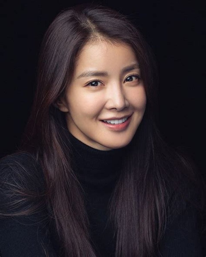Lee Si-young Biography - Facts, Childhood, Family Life & Achievements
