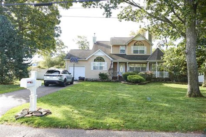 Lee Zeldin house: Where does Lee Zeldin live?