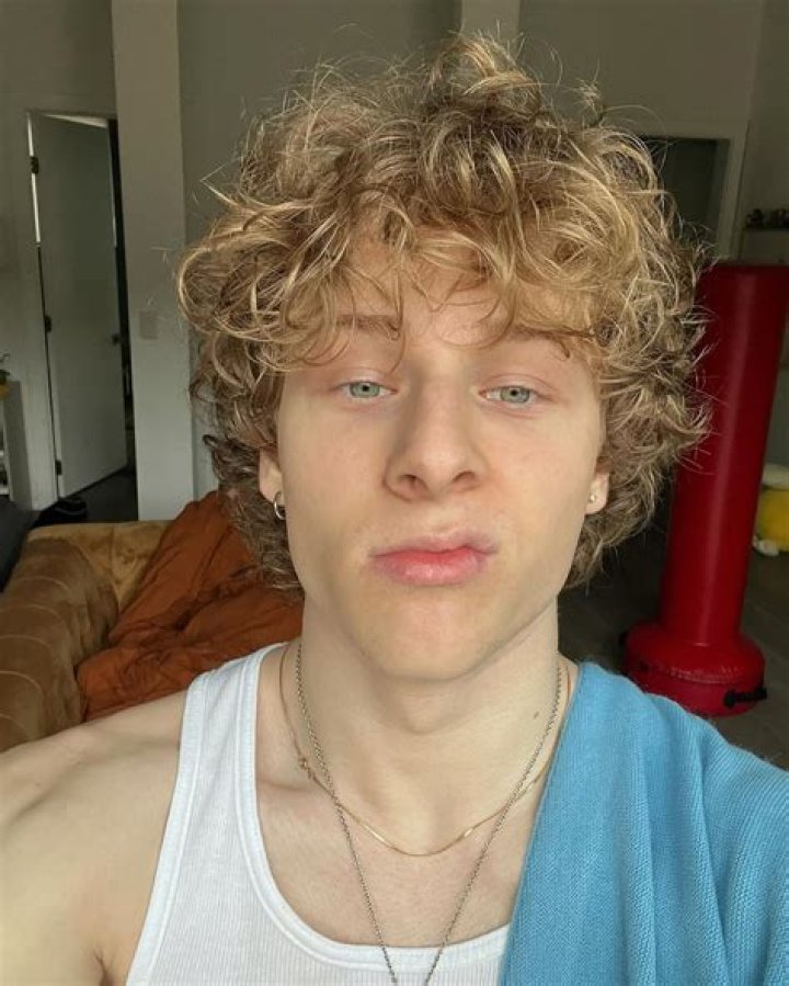 Lev Cameron Wiki, Bio, Girlfriend, Net Worth, Birthday, Age & More