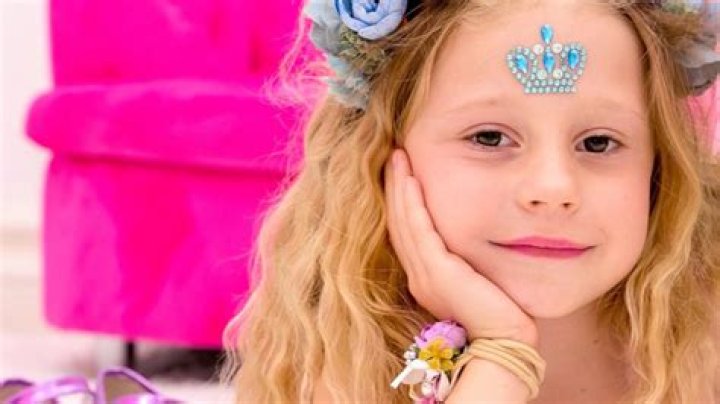 Like Nastya (Anastasia Radzinskaya) – Bio, Facts, Family Life, Career