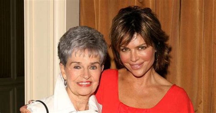 What happened to Lisa Rinna's mother?