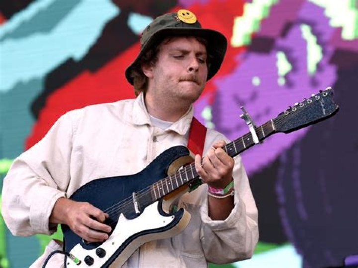 Mac DeMarco Biography - Facts, Childhood, Family Life & Achievements