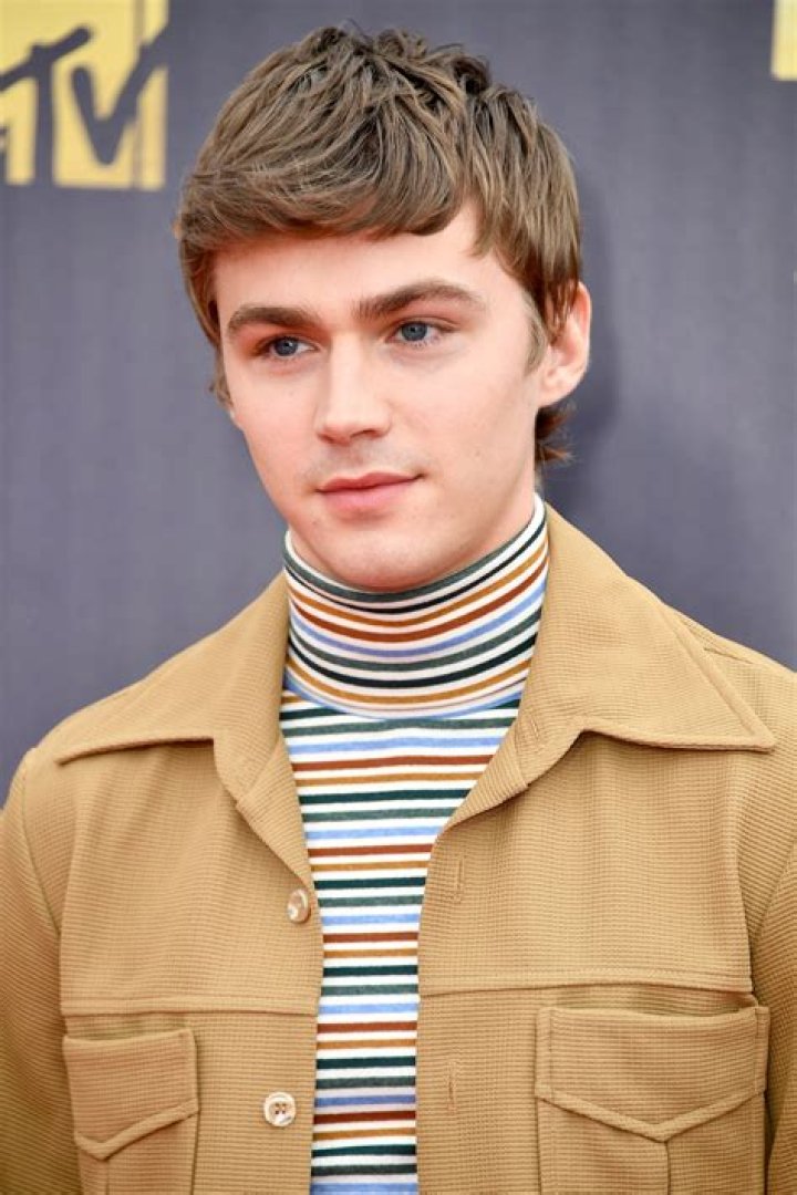Miles Heizer Biography - Facts, Childhood, Family Life & Achievements