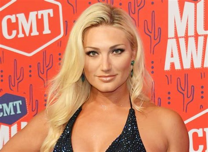 Brooke Hogan in Bathing Suit Has "Big Swimsuit Energy" — Celebwell