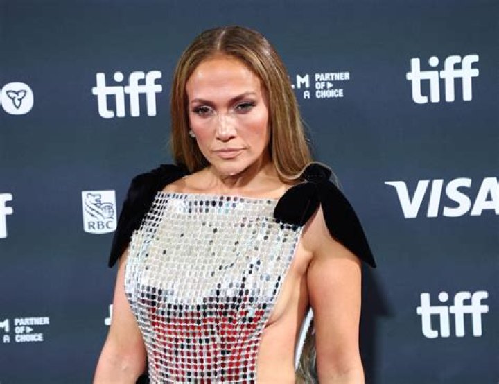 Jennifer Lopez Shows Off Chiseled Abs at MTV VMAs — Celebwell