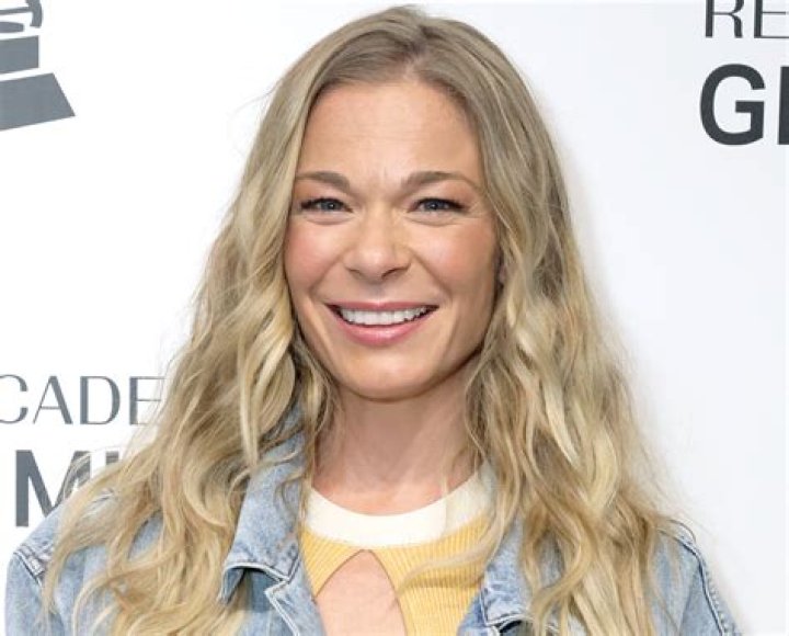 LeAnn Rimes in Bathing Suit is in "Vacation Mode" — Celebwell