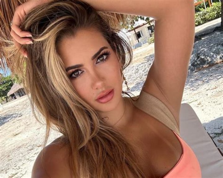 Nanis Ochoa in Bathing Suit Says "Keep Your Dreams" — Celebwell