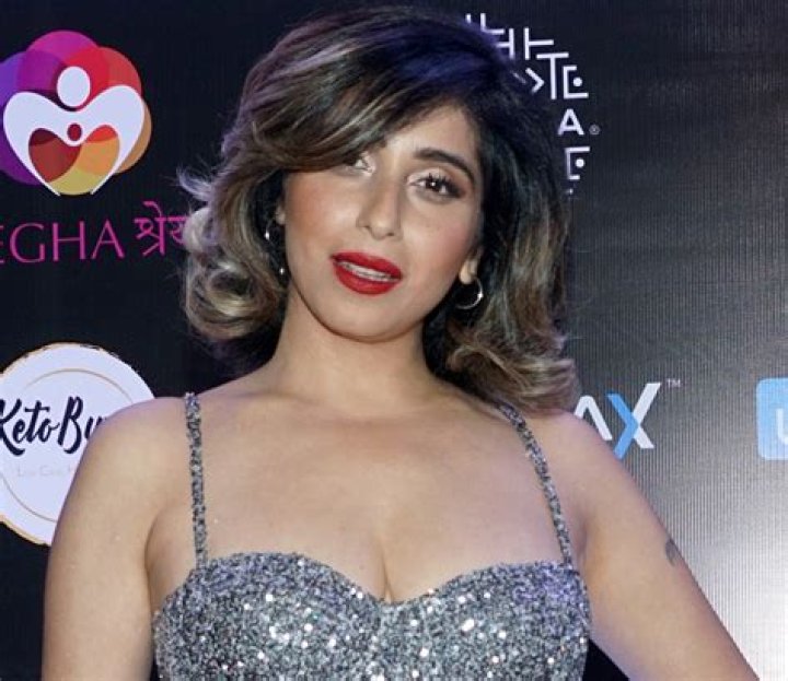 Neha Bhasin in Bathing Suit is "Cheezy" — Celebwell