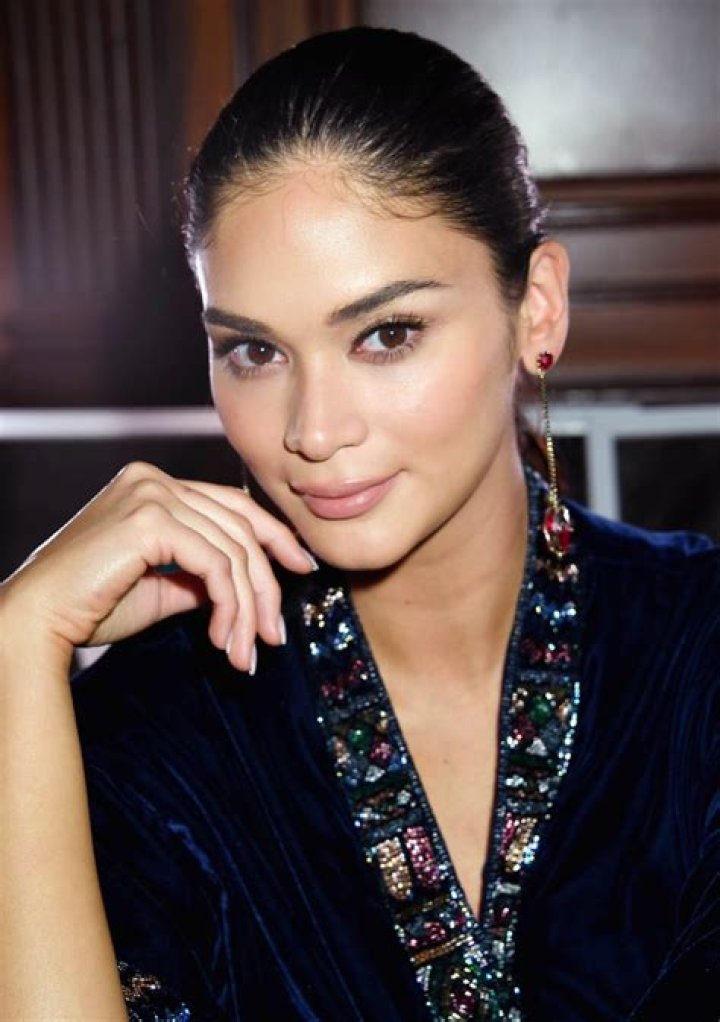 Pia Wurtzbach in Bathing Suit Has a "Happy Birthday" — Celebwell