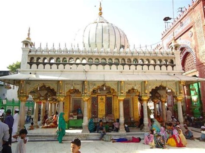 Nizamuddin Auliya Biography - Facts, Childhood, Family Life & Achievements