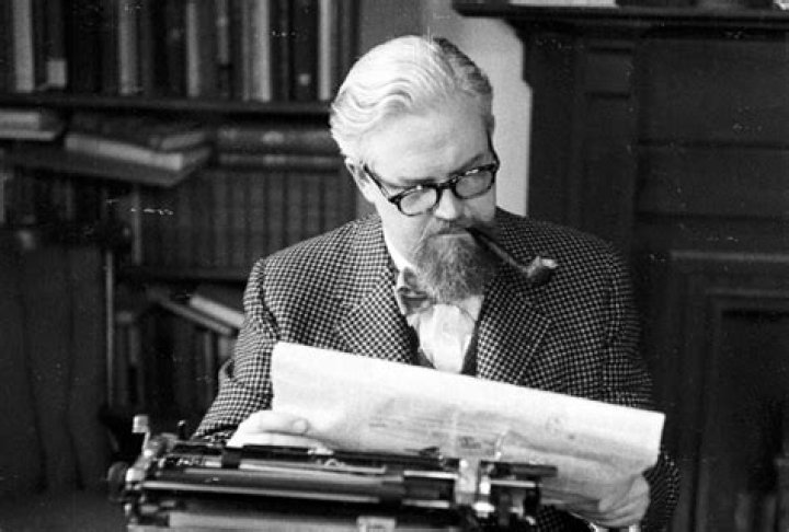Robertson Davies Biography - Childhood, Life Achievements & Timeline
