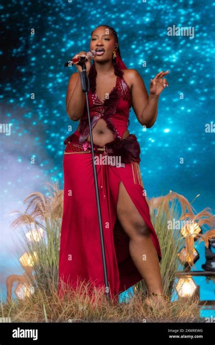 Temilade Openiyi (Tems) Bio, Wiki, Age, Height, Husband, Songs, Net Worth.