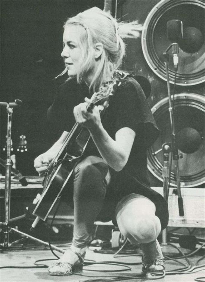 Tina Weymouth Biography - Facts, Childhood, Family Life & Achievements