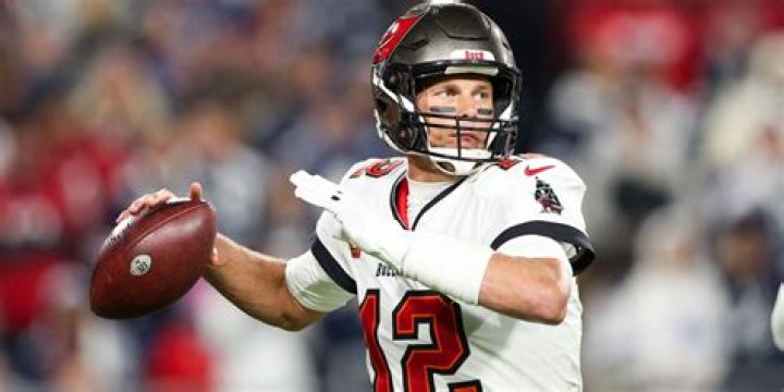 Tom Brady new salary per week at Buccaneers