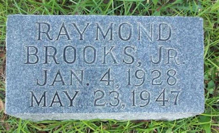 What happened to Garth Brooks' father?