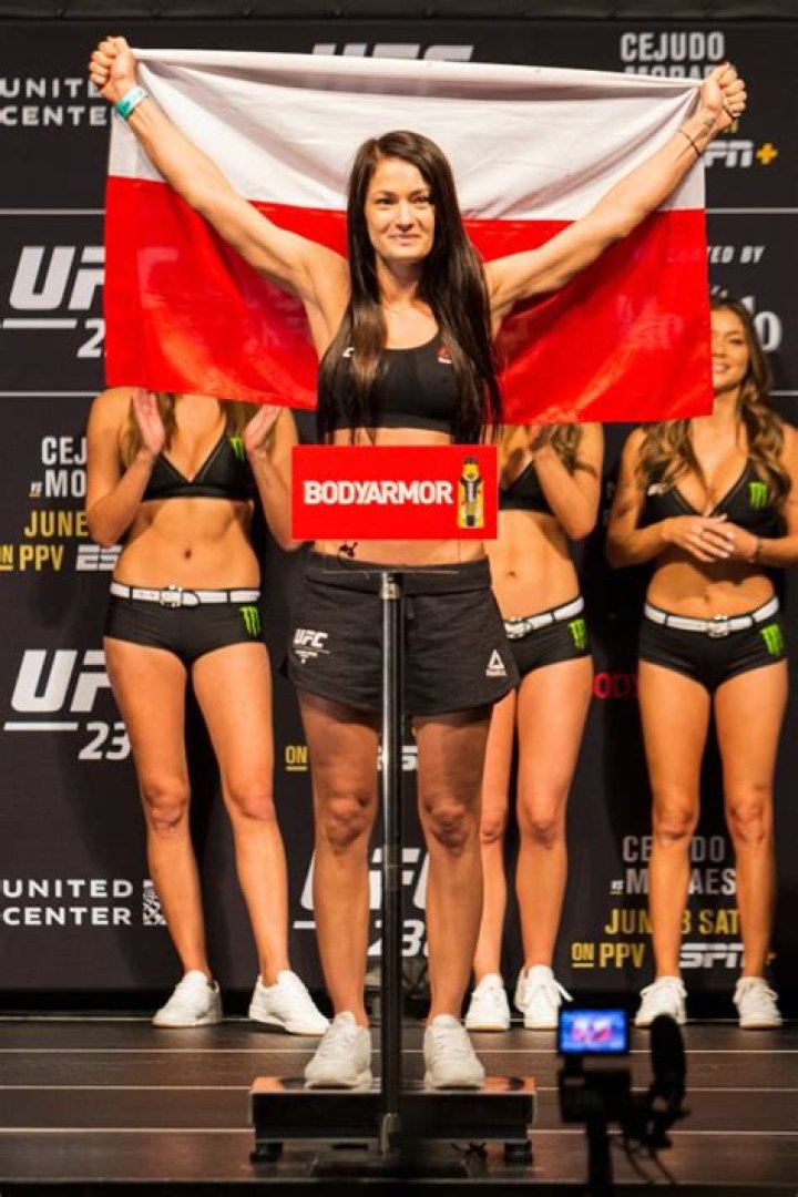 UFC Star Karolina Kowalkiewicz Shares Swimsuit Photo "Recharging" 