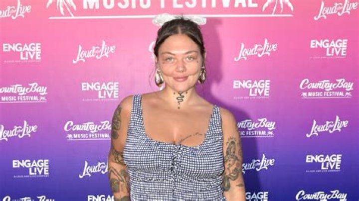 Who is Elle King and why did the Grand Ole Opry apologize for her performance?