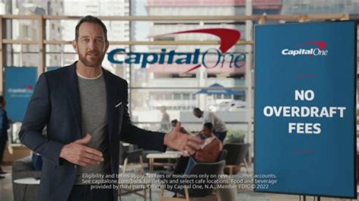 Who plays Mrs Santa on the Capital One commercial? – Celebrity